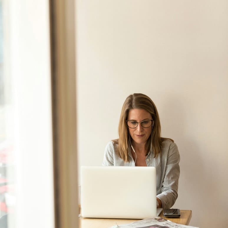 Руководитель за ноутбуком